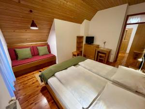 Ένα ή περισσότερα κρεβάτια σε δωμάτιο στο Govc-Vršnik