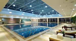 una gran piscina en un edificio con en Gaosu New Century Hotel International Anhui, en Hefei