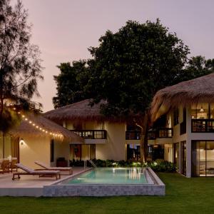 Swimmingpoolen hos eller tæt på Mola-Mola Beachfront Villa by Yudee Assets