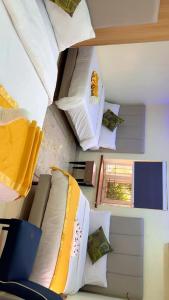 een groep kussens op een bed in een kamer bij Homegate Marina Waterview Apartment in Araromi