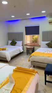 een kamer met twee bedden en een raam bij Homegate Marina Waterview Apartment in Araromi