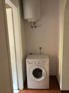 a washer and dryer in a small room at Appartamento Stintino in Cuile Pazzoni