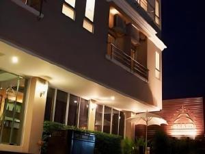 vue nocturne d'un bâtiment la nuit dans l'établissement Grand Pinnacle Hotel, à Lat Krabang