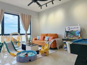 Χώρος καθιστικού στο NEW! The Apple Residence I 2-3BR I Game I 5min Jonker - Managed by Alviv Homestay