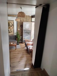 Love Room - Spa Privatif Gard في Saint-Michel-d'Euzet: ممر مع غرفة معيشة مع أريكة