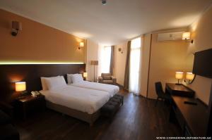 Postel nebo postele na pokoji v ubytování Hotel Corner Inn
