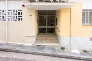 Facaden eller indgangen til Vintage Apt next to Acropolis