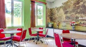 un restaurante con 2 mesas y sillas rojas en OYO 3157 Grand City Inn, en Pampang