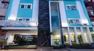 PipuluにあるTropical Point Hotel Syariahの青白の建物