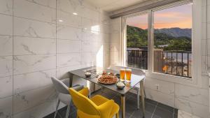 Nespecifikovaný výhled na hory nebo výhled na hory při pohledu z prázdninového domu