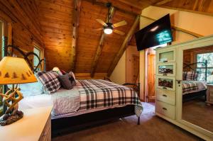 Postel nebo postele na pokoji v ubytování Authentic Log Cabin Short walk to Lake & Hideout