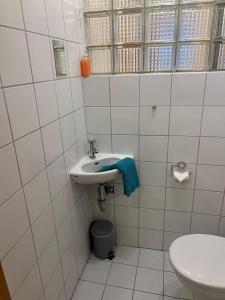 een badkamer met een wastafel en een toilet bij Haus Monika in Juist