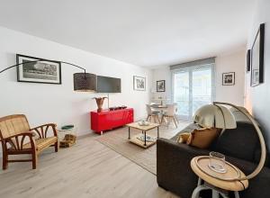 a living room with a couch and a table at Appartement centre Orsay in Orsay