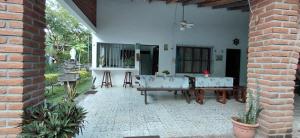 een patio van een huis met een tafel en stoelen bij Jardín Escondido in La Libertad