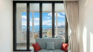 ein Wohnzimmer mit einem Sofa vor einem großen Fenster in der Unterkunft Donghae Hill Stay Pension in Donghae