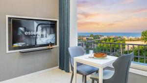 ein Esszimmer mit Blick auf das Meer in der Unterkunft Donghae Hill Stay Pension in Donghae + 1 Foto