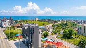 eine Luftansicht auf eine Stadt und das Meer in der Unterkunft Donghae Hill Stay Pension in Donghae