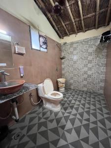 een badkamer met toilet en wastafel bij Gramya Resort in Alwar