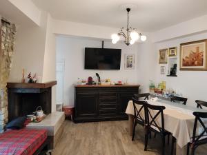 a living room with a dining table and a television at Numero 33 in Cori