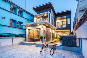 Tòa nhà nơi biệt thự tọa lạc