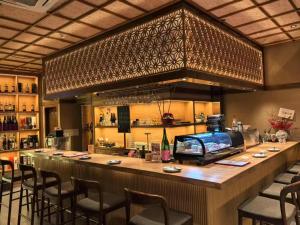 een bar in een restaurant met stoelen en een televisie bij 超时光酒店 广州天河岗顶地铁站店 in Guangzhou