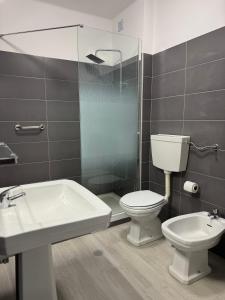 ein Badezimmer mit Toilette, Waschbecken und Dusche in der Unterkunft Mira T1 Apartment in Carvoeiro + 8 Fotos