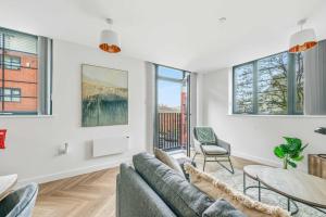 a living room with a couch and a table at Spacious & Modern 2BED Apartment in Birmingham in Birmingham