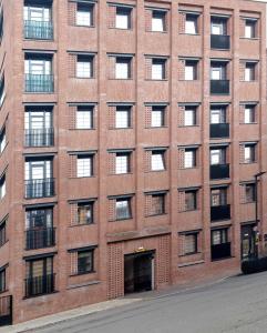 an exterior view of a brick building at Spacious & Modern 2BED Apartment in Birmingham in Birmingham
