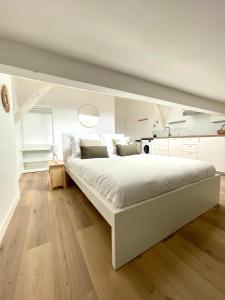 Ένα ή περισσότερα κρεβάτια σε δωμάτιο στο Studio Hypercentre Casteljaloux - Moderne - Calme - Wifi - TV - +27 φωτογραφίες