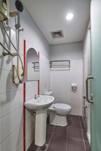 科塔达曼萨拉Swing & Pillows - Kota Damansara的浴室里有白色马桶和洗手池