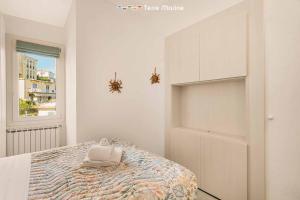 een witte slaapkamer met een bed en een raam bij Casa al Quarto, Terre Marine in Fezzano