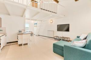 een woonkamer met een blauwe bank en een tv bij Casa al Quarto, Terre Marine in Fezzano