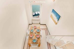 een bovenaanzicht van een tafel in een kamer met een raam bij Casa al Quarto, Terre Marine in Fezzano