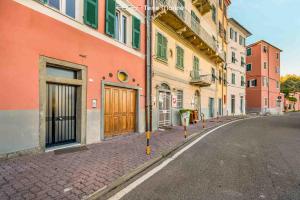 een straat met een rij gebouwen op een straat bij Casa al Quarto, Terre Marine in Fezzano +10 foto's