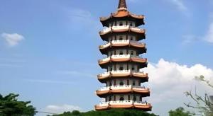 un edificio alto con un cielo en el fondo en Hotel Tuaran, en Tuaran