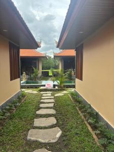 einen Gehweg vor einem Haus in der Unterkunft Adiuma Cottage Ubud in Ubud
