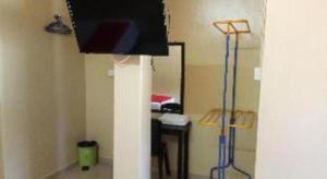 um quarto com casa de banho com chuveiro e espelho em History Hotel em Kangar