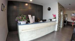 Un vestíbulo con un mostrador con flores. en Hotel Bestari Prima, en Kuala Lipis