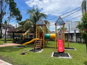 Un parque infantil con un tobogán y un tobogán. en Hotel De Cassia, en Kampar