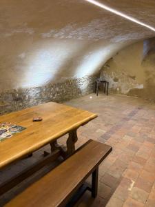 um quarto com uma mesa de madeira e um banco em Les Glaneuses gîte Entre Amis centre-bourg à 3 min du Puy duFou em Les Épesses