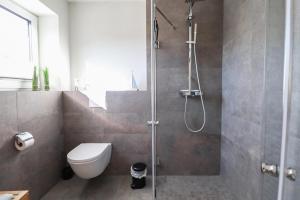 y baño con ducha y aseo. en Küste33-15 - Strandnest, en Tossenserdeich 10 fotos más