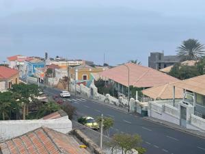 vistas a una calle de una ciudad con edificios en Pensão Domingas, en São Filipe