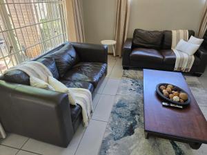 Posezení v ubytování Honeywood Stays - 2 Bedroom Self-Catering Unit + 6 fotografií