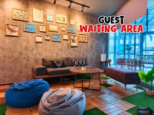 Una sala de estar con un sofá y una zona de espera. en Nature Home - Swiss Garden Resort Residences - Weekend Free Breakfast, en Kuantan