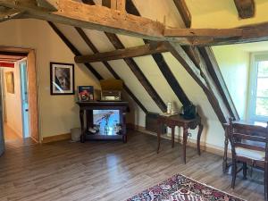 sala de estar con suelo y vigas de madera en Les Rocailles, en Lamonzie-Montastruc