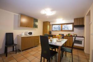 una piccola cucina con tavolo e sedie di Chalet Résidence Chantey Mourry 67 - Happy Rentals a Chamonix-Mont-Blanc