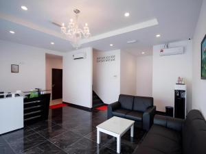 RelauにあるD Nice Hotelのソファとテーブルのあるリビングルーム