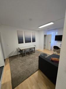 ein Wohnzimmer mit einem Tisch und einem Sofa in der Unterkunft Hotel Meyer in Bergheim