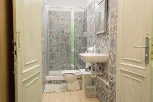 Baðherbergi á Home Genoa Hostel +19 myndir