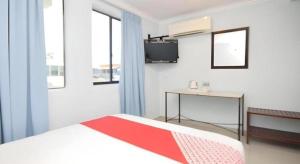 TV a/nebo společenská místnost v ubytování OYO 969 Hotel Pantai View + 100 fotografií